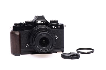 Beg Nikon Z fc + 16-50 (Svart) + Smallrig Grepp Trä